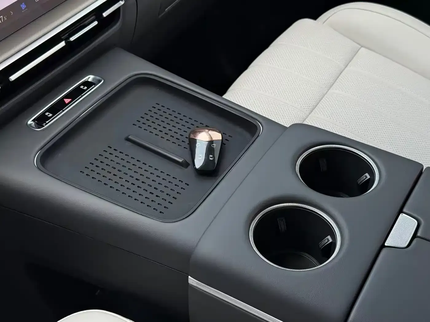 Voyah Auto Voyah Dreamer PHEV AWD Flagship Kunpeng Edition 2024 — фото 19