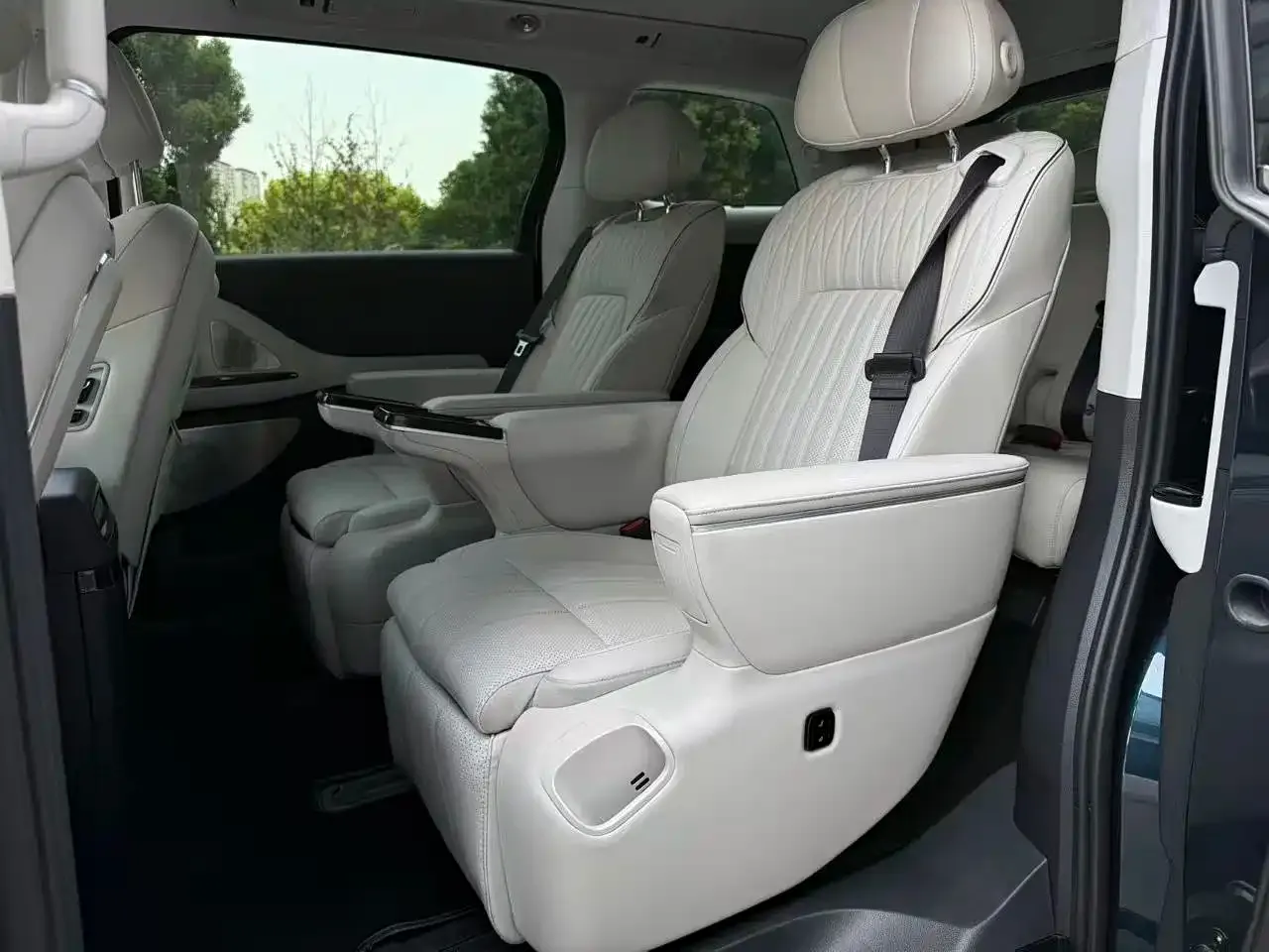 Voyah Auto Voyah Dreamer PHEV AWD Flagship Kunpeng Edition 2024 — фото 8
