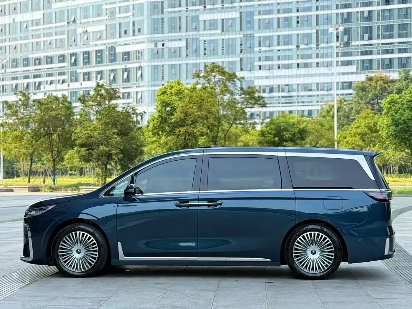 Voyah Auto Voyah Dreamer PHEV AWD Flagship Kunpeng Edition 2024 — фото 20