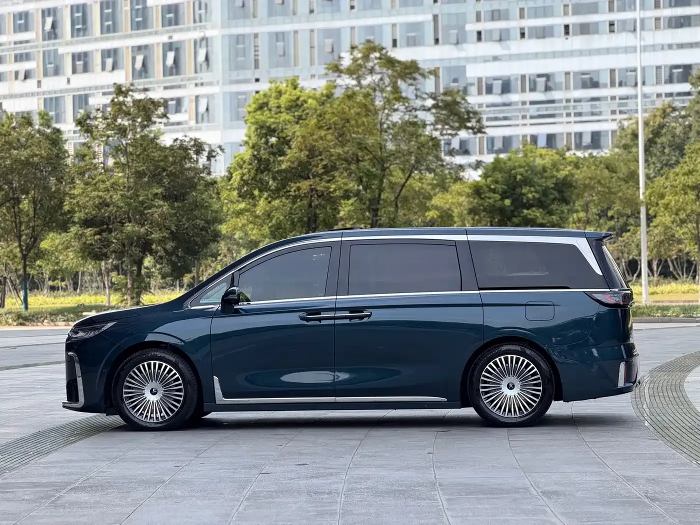 Voyah Auto Voyah Dreamer PHEV AWD Flagship Kunpeng Edition 2024 — фото 26