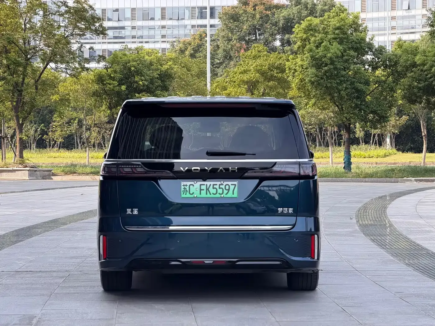Voyah Auto Voyah Dreamer PHEV AWD Flagship Kunpeng Edition 2024 — фото 27