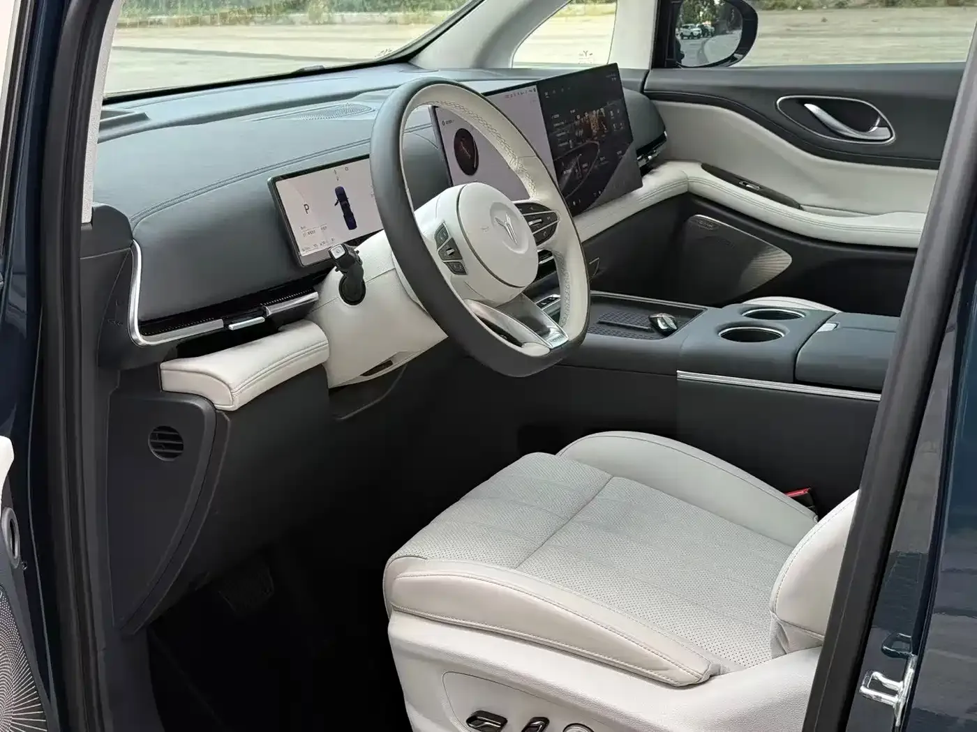 Voyah Auto Voyah Dreamer PHEV AWD Flagship Kunpeng Edition 2024 — фото 30