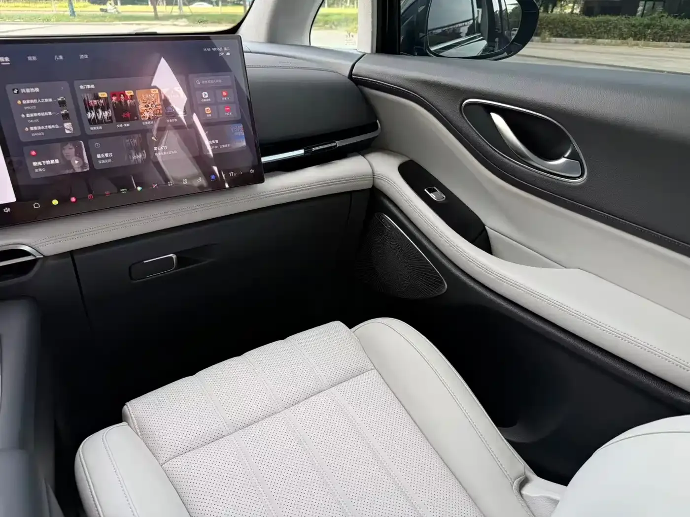 Voyah Auto Voyah Dreamer PHEV AWD Flagship Kunpeng Edition 2024 — фото 14