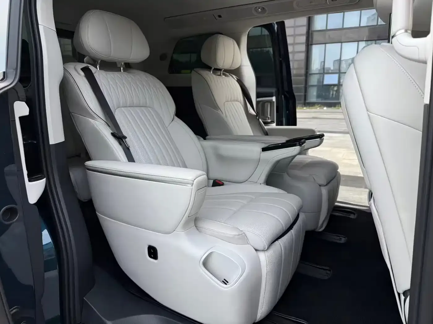 Voyah Auto Voyah Dreamer PHEV AWD Flagship Kunpeng Edition 2024 — фото 9