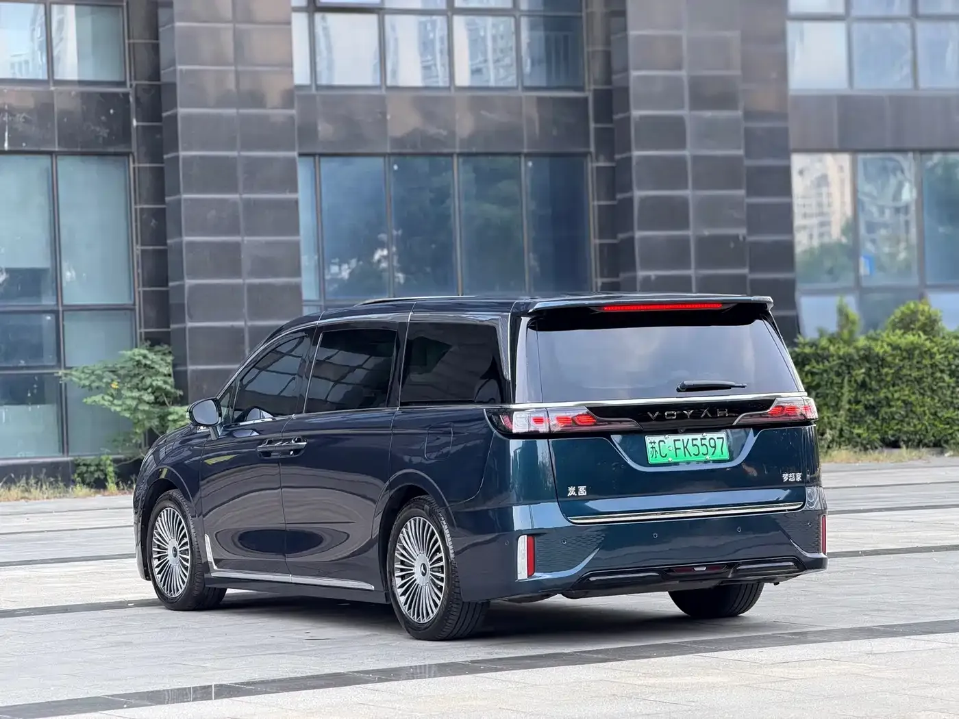 Voyah Auto Voyah Dreamer PHEV AWD Flagship Kunpeng Edition 2024 — фото 28