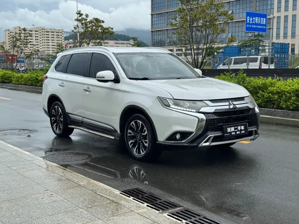 Mitsubishi Outlander 2.4L 4WD Premium Edition 5-seater 2021