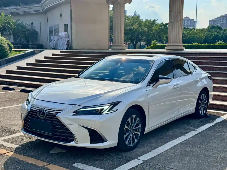 Lexus ES 200 Ultimate Edition 2025