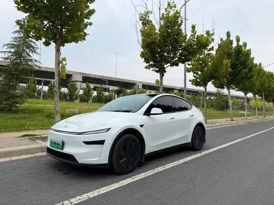 Tesla Model Y Rear-Wheel Drive 2025