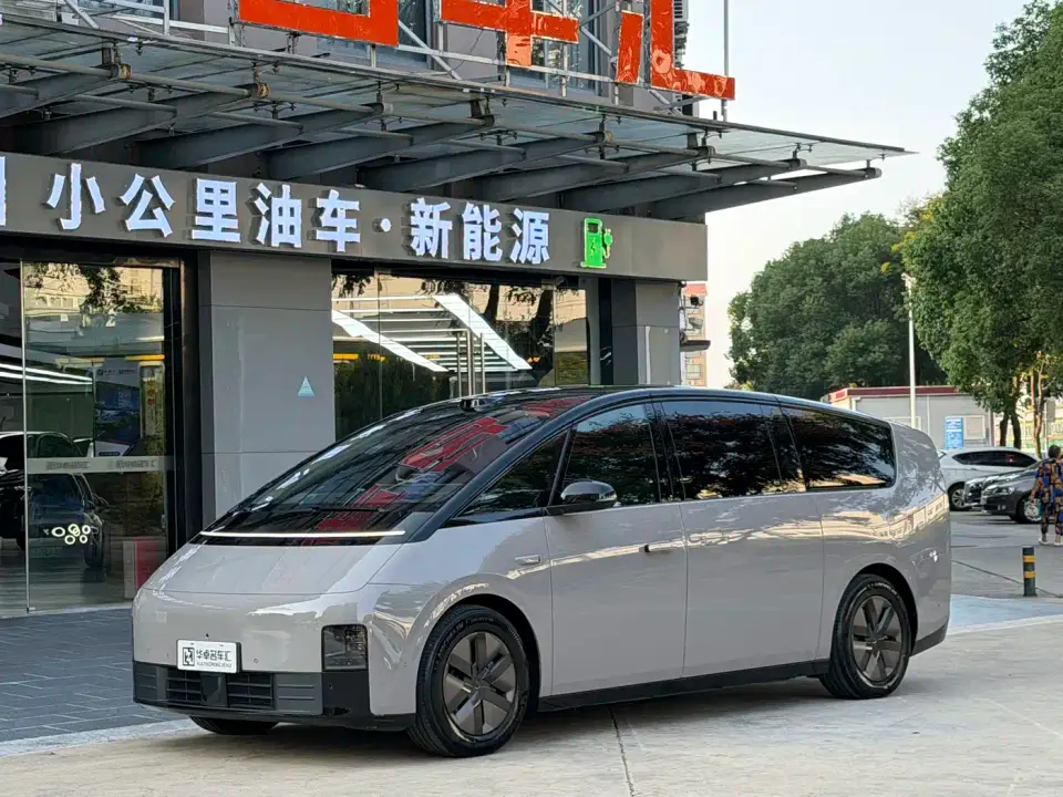 Li Auto MEGA Model Home Family Special Edition 2025