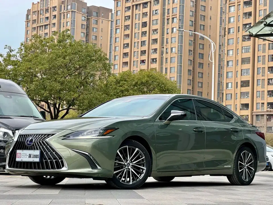 Lexus ES 300h Ultimate Edition 2024