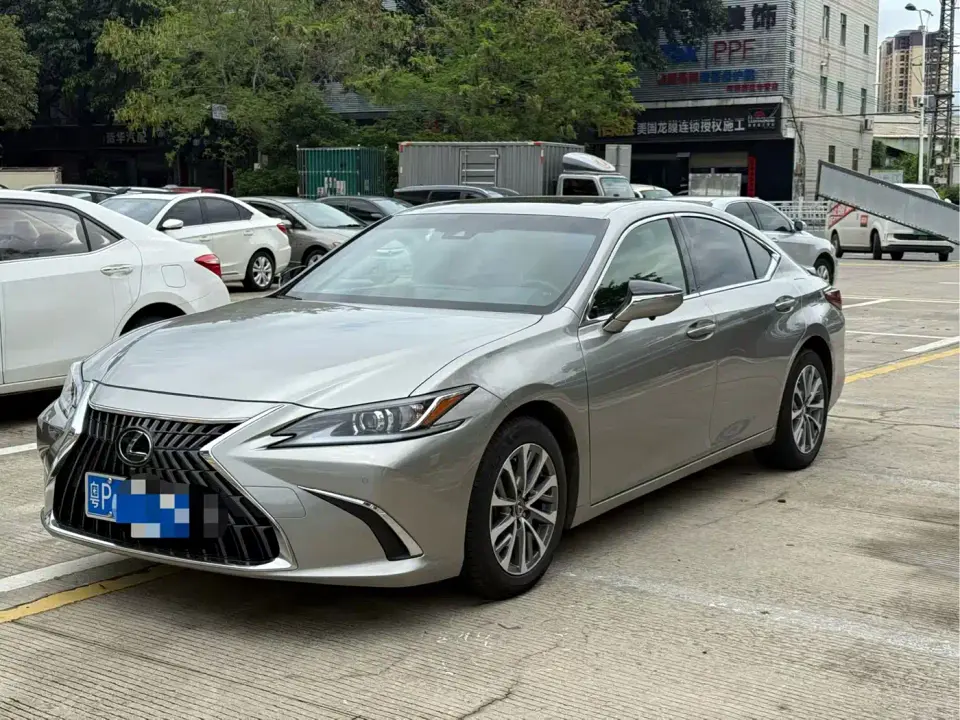 Lexus ES 300h Excellence Edition 2022