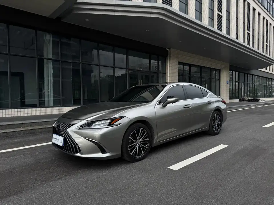 Lexus ES 300h Ultimate Edition 2024