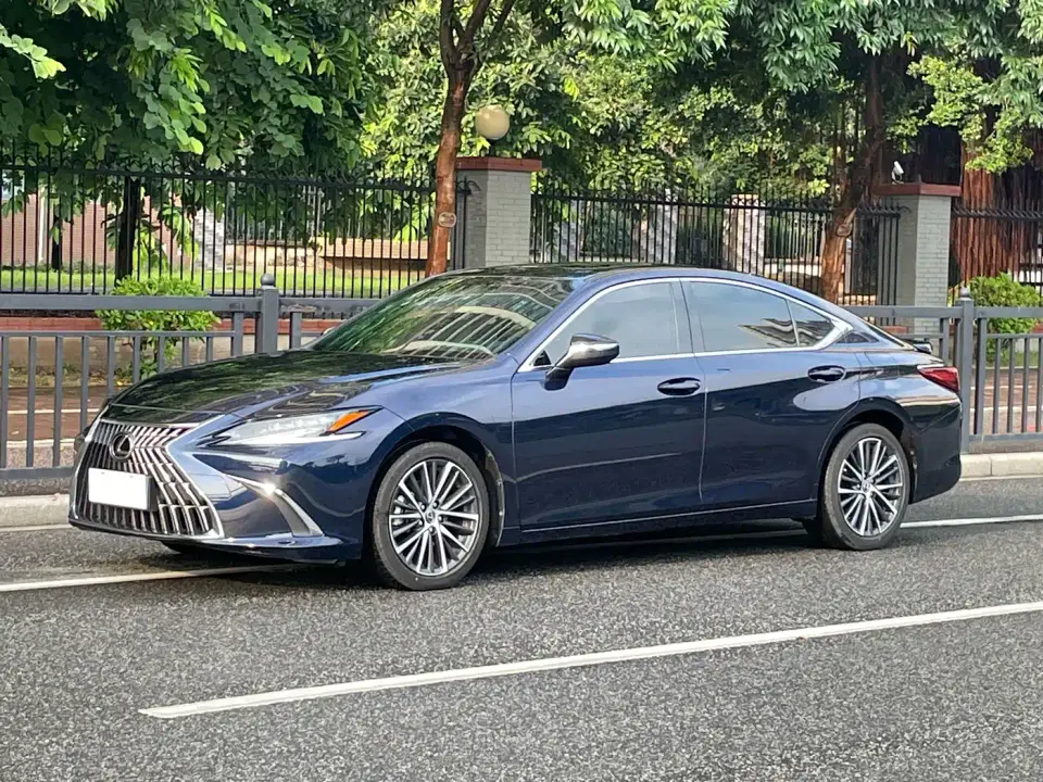 Lexus ES 300h Ultimate Edition 2024