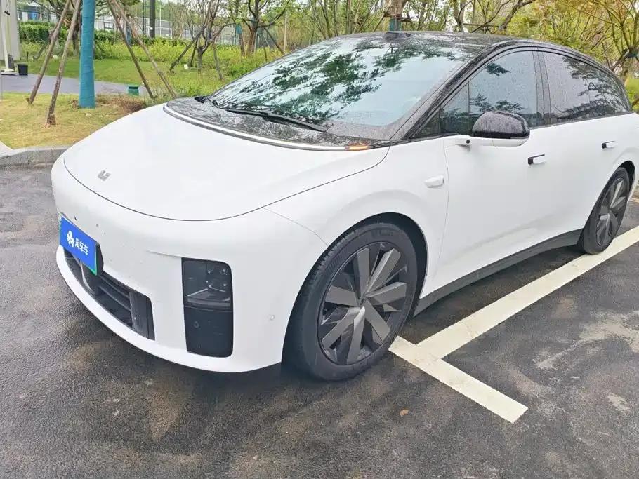 Li Auto i6 4WD Base Model 2025