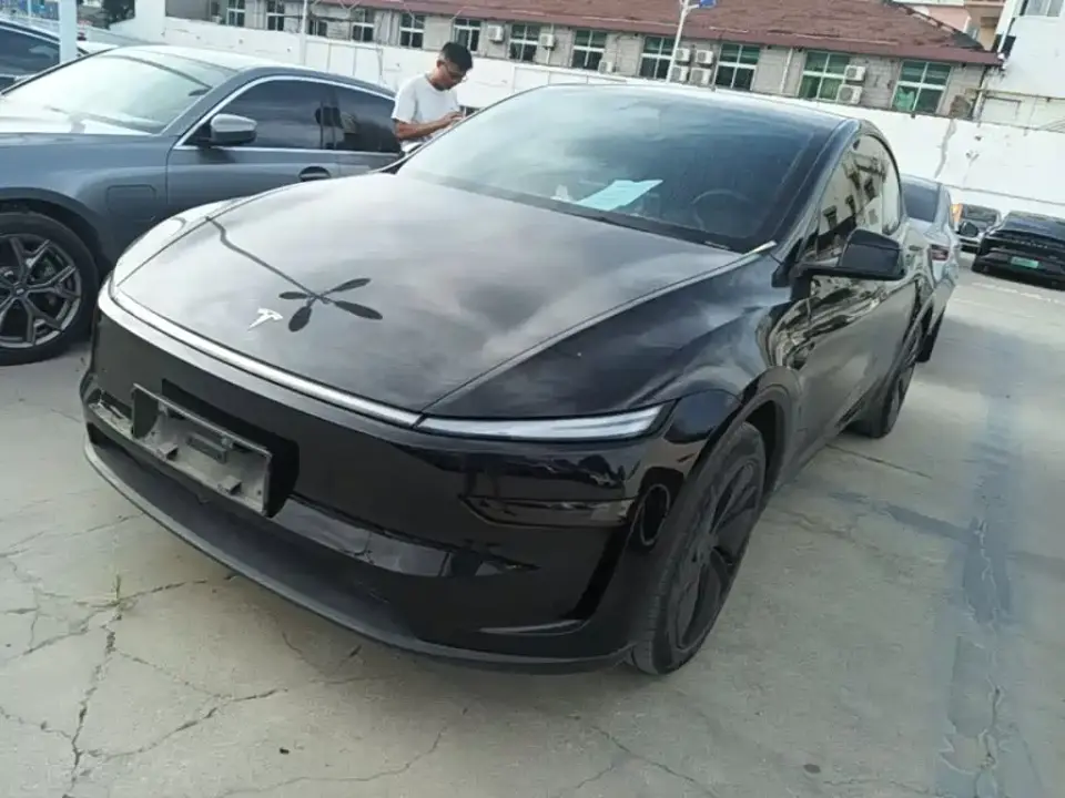 Tesla Model Y Model Rear-Wheel Drive Launch Edition 2025
