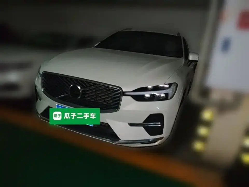 Volvo XC60 Model B5 AWD Premium Luxury 2026