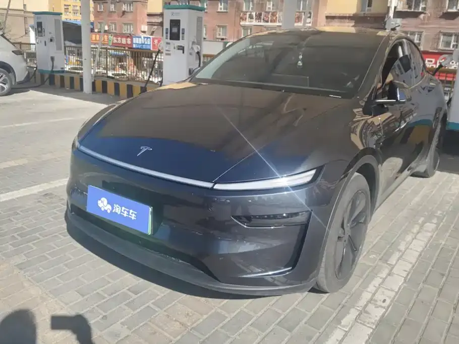 Tesla Model Y Model Rear-Wheel Drive Launch Edition 2025