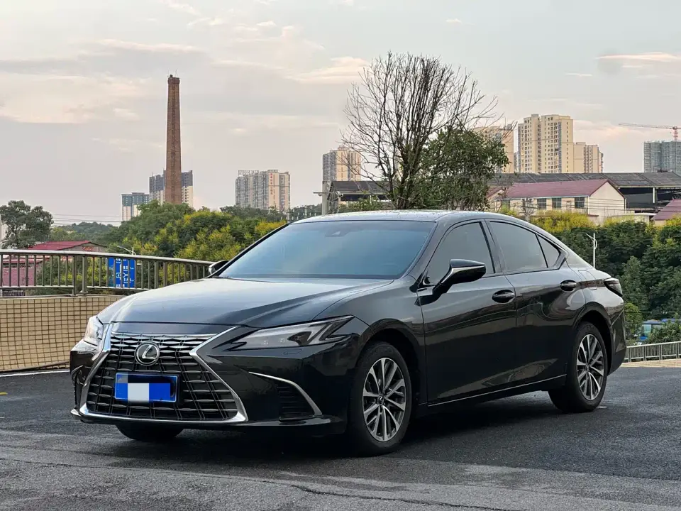 Lexus ES 200 Ultimate Edition 2025