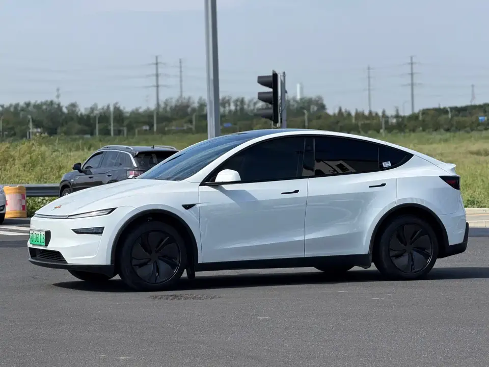 Tesla Model Y Rear-Wheel Drive 2025