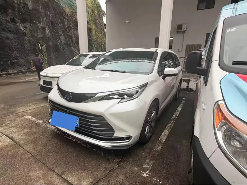 Toyota Sienna 2.5L Hybrid Premium Edition 2024