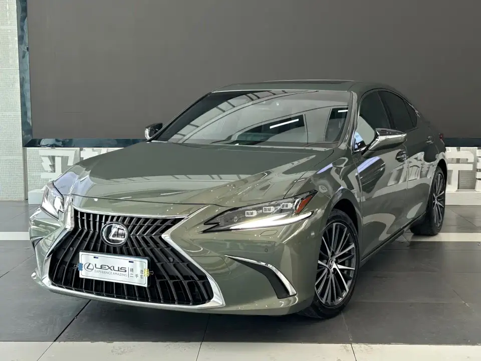 Lexus ES 300h Ultimate Edition 2023