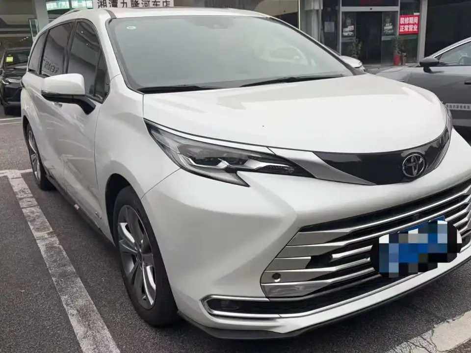 Toyota Sienna 2.5L Hybrid Platinum Edition 2024