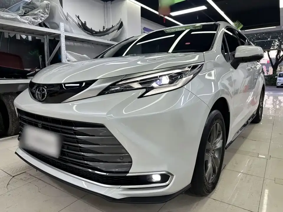 Toyota Sienna 2.5L Hybrid AWD Exclusive Edition 2025