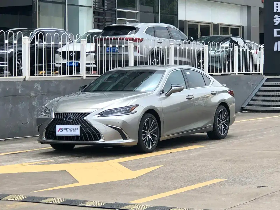 Lexus ES 300h Luxury Edition 2022