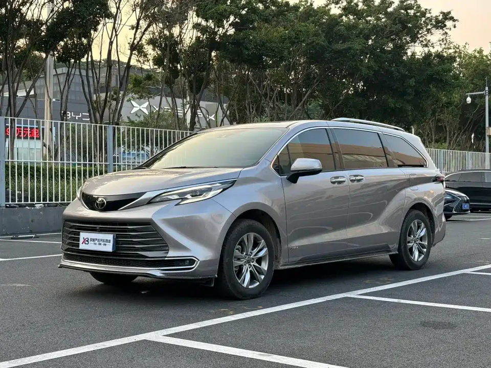 Toyota Sienna 2.5L Hybrid 4WD Premium Edition 2025