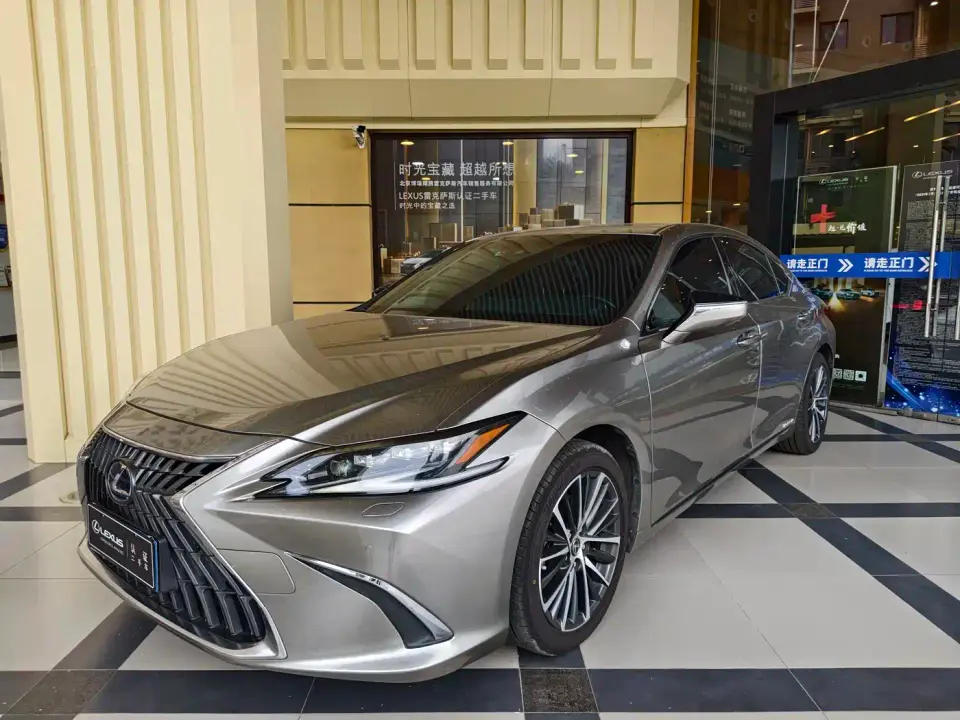 Lexus ES 300h Luxury Edition 2022