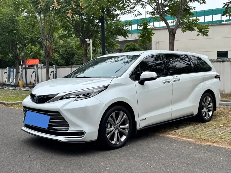 Toyota Sienna 2.5L Hybrid Premium Edition 2023