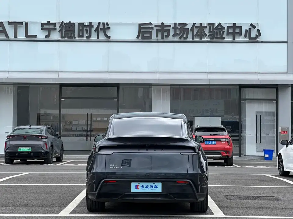 Tesla Model Y Rear-Wheel Drive 2025