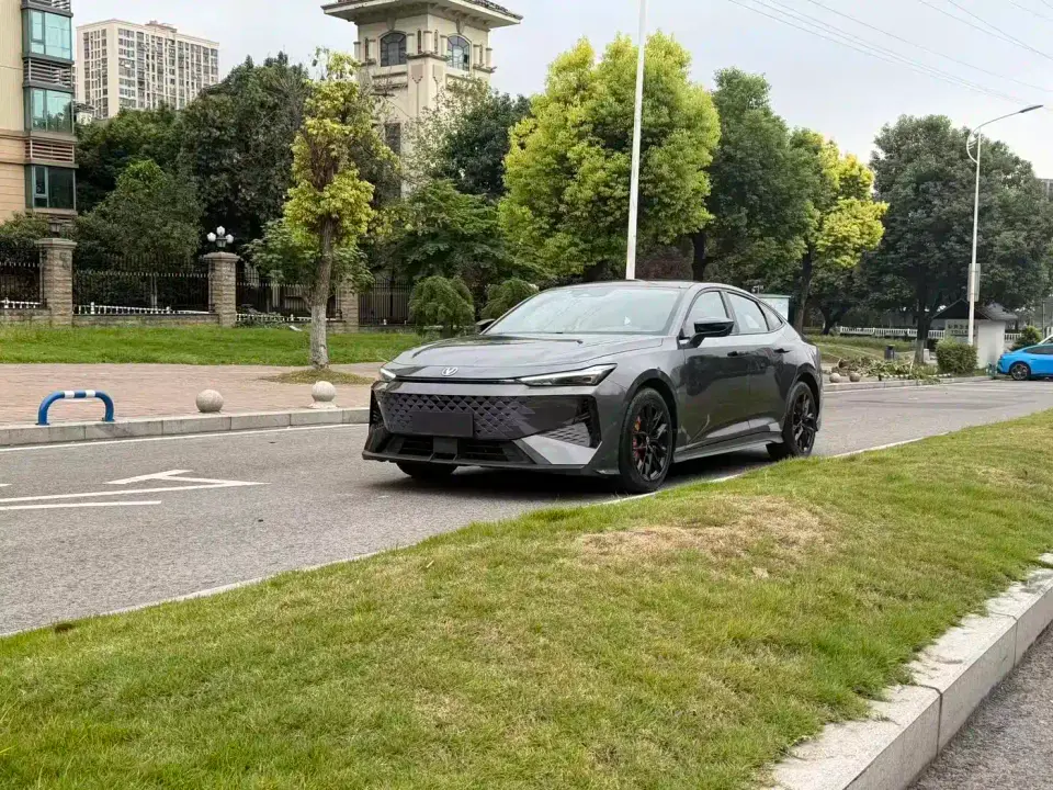 Changan UNI-V 1.5T Deluxe 2024