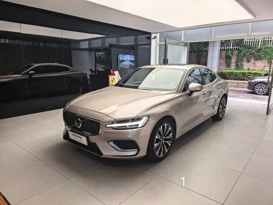 Volvo S60 B4 Smart Elite Luxury Edition 2025