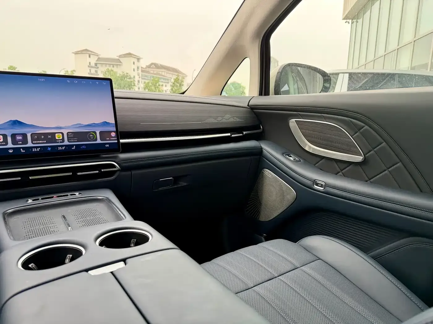 Voyah Auto Voyah Dreamer Model PHEV Basic Version 2025 — фото 10