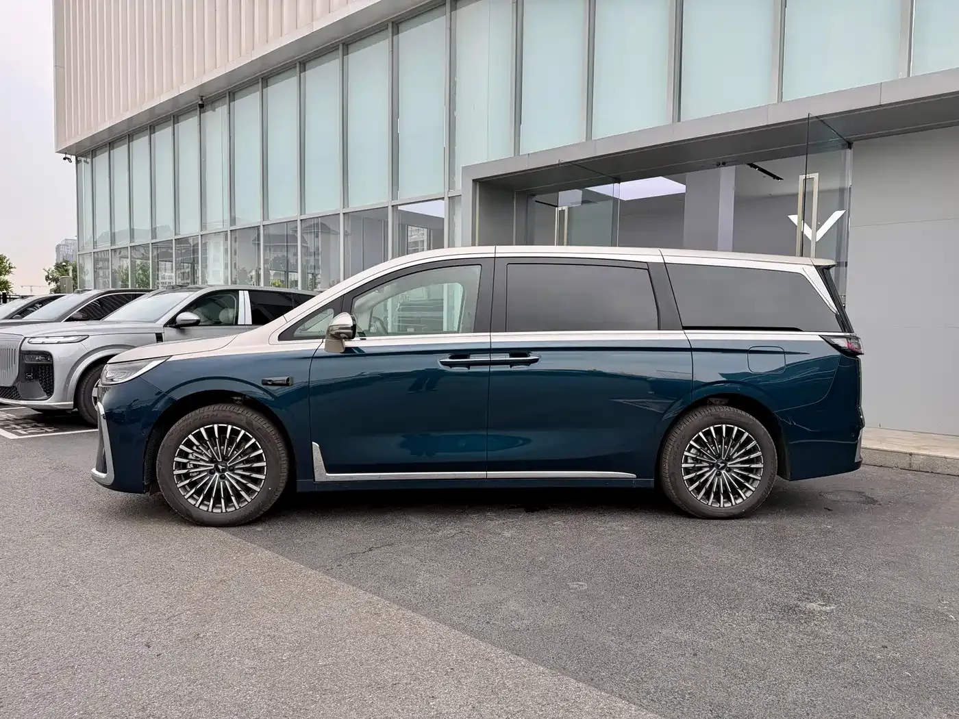 Voyah Auto Voyah Dreamer Model PHEV Basic Version 2025 — фото 5