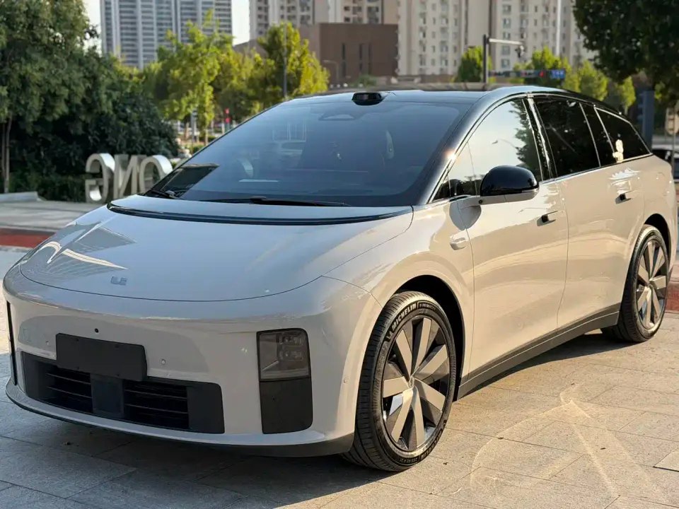 Li Auto i6 4WD Base Model 2025
