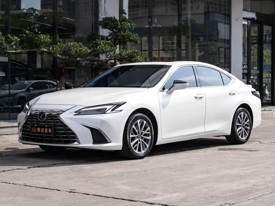 Lexus ES 300h Ultimate Edition 2025