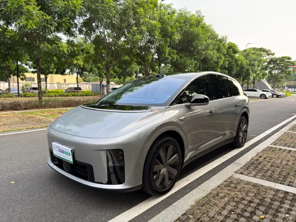 Li Auto Li i8 Standard Edition 2025