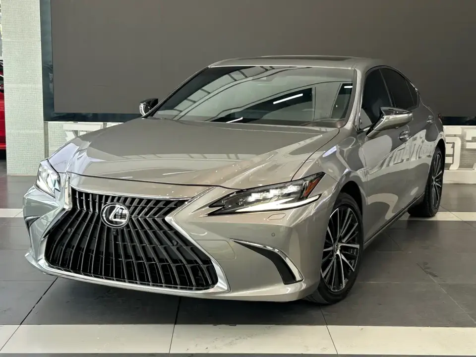 Lexus ES 300h Ultimate Edition 2023