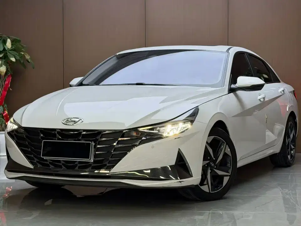 Hyundai Elantra 1.5L CVT LUX Premium Edition 2022