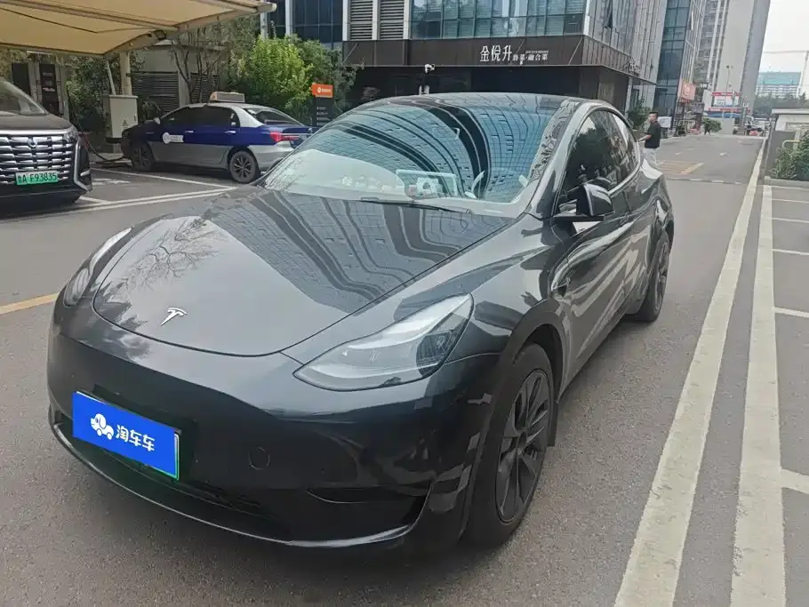 Tesla Model Y Rear-Wheel Drive Version 2025