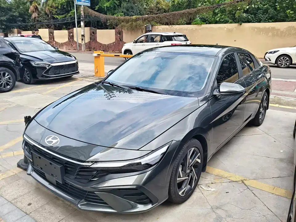 Hyundai Elantra 1.5L CVT GLS Premium 2025