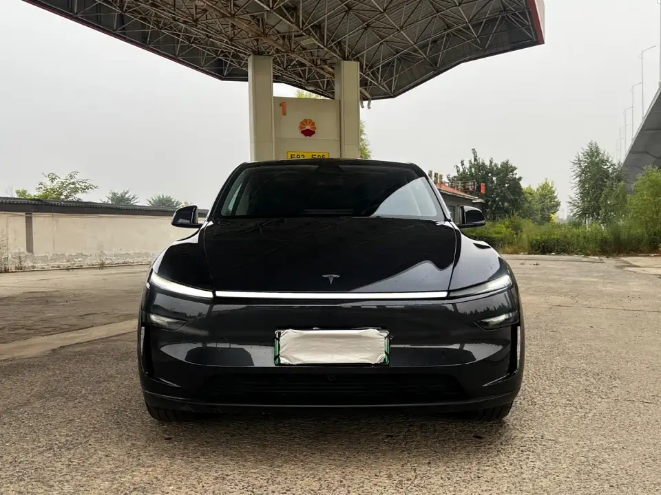 Tesla Model Y Model Rear-Wheel Drive Launch Edition 2025