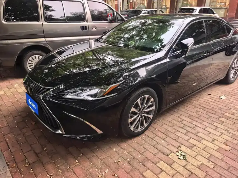 Lexus ES 300h Excellence Edition 2024