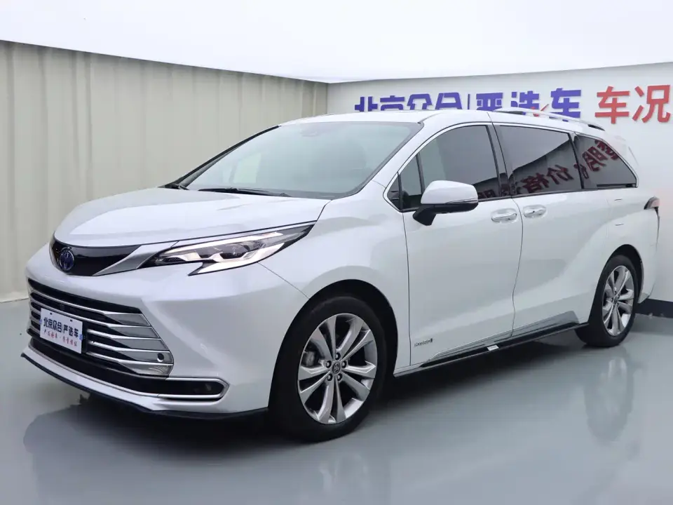 Toyota Sienna 2.5L Hybrid Platinum Edition 2023
