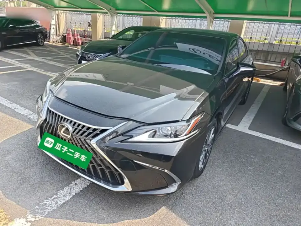 Lexus ES 300h Excellence Edition 2024