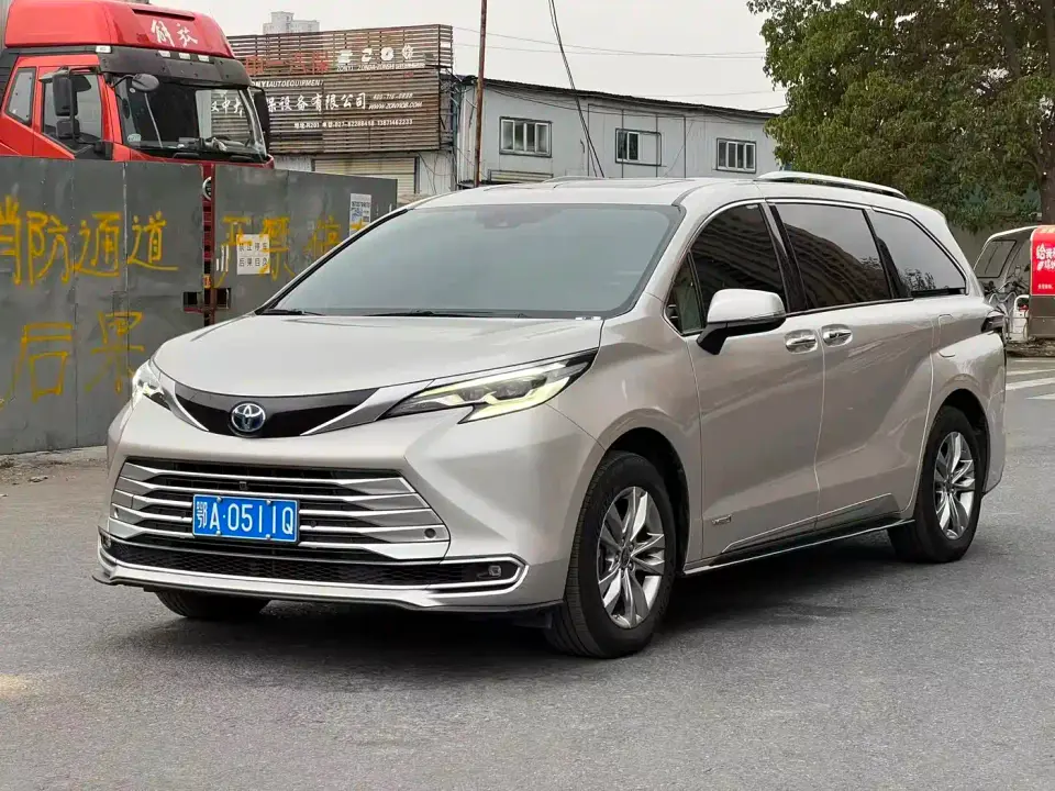 Toyota Sienna 2.5L Hybrid Platinum Edition 2022