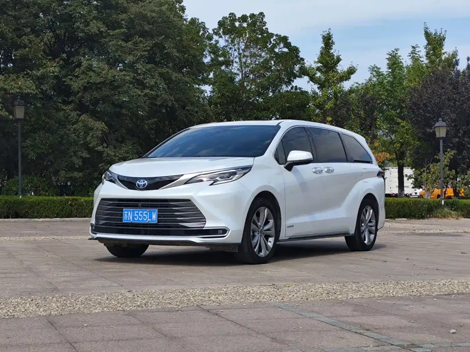 Toyota Sienna 2.5L Hybrid Premium Edition 2024