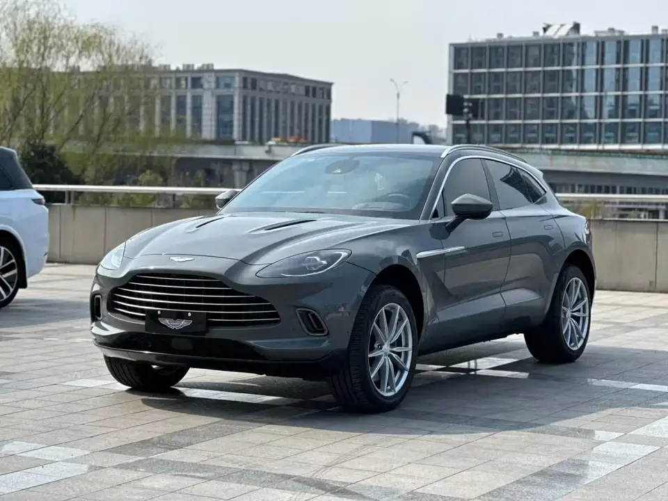 Aston Martin DBX 3.0T STRAIGHT-SIX 2024
